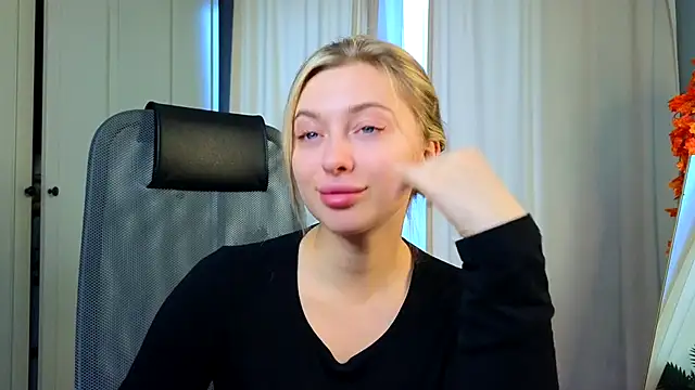 Snapshot of christie_luv chatting on 11-20-25, 10:15 christie luv online show from 11-20-25, 10:15