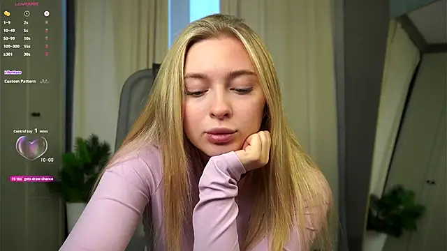 Snapshot of christie_luv chatting on 12-04-25, 01:09 christie luv online show from 12-04-25, 01:09