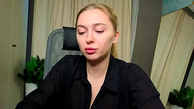 Snapshot of christie_luv chatting on 12-05-25, 01:09 christie luv online show from 12-05-25, 01:09