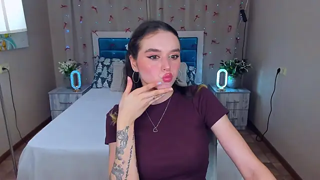 Snapshot of EmelyMason chatting on 12-15-25, 09:13 EmelyMason online show from 12-15-25, 09:13