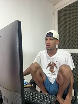Snapshot of Miguel_bigcock chatting on 05-16-26, 02:05 Miguel bigcock online show from 05-16-26, 02:05