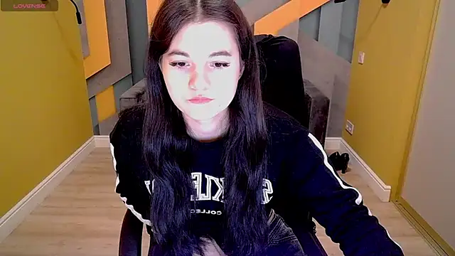 Snapshot of ElinaMils chatting on 03-17-25, 12:35 ElinaMils online show from 03-17-25, 12:35