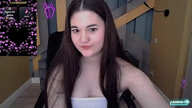 Snapshot of ElinaMils chatting on 11-17-25, 12:44 ElinaMils online show from 11-17-25, 12:44