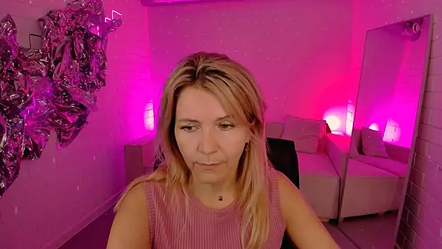 Snapshot of NicoleHitman chatting on 06-20-26, 09:12 NicoleHitman online show from 06-20-26, 09:12