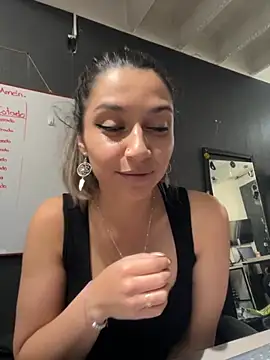 Isabella Varella online show from 11-14-25, 12:59