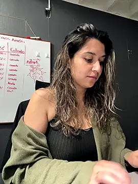 Isabella Varella online show from 11-17-25, 12:33