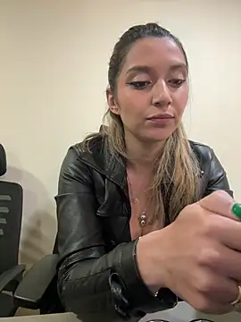 Isabella Varella online show from 03-11-26, 12:33