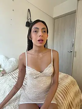 Snapshot of ZaraLuuv chatting on 05-19-26, 06:25 ZaraLuuv online show from 05-19-26, 06:25