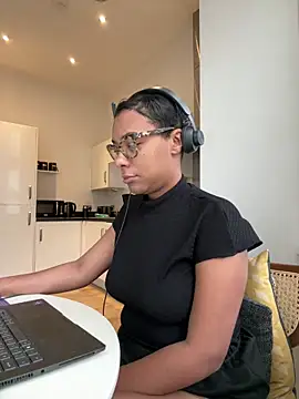 Melia Rayne online show from 11-14-25, 10:47