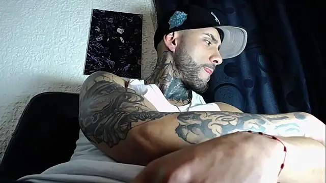 Snapshot of dante_d_angelo_ chatting on 10-22-25, 04:35 dante d angelo  online show from 10-22-25, 04:35