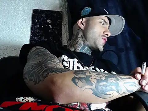 Snapshot of dante_d_angelo_ chatting on 10-31-25, 06:03 dante d angelo  online show from 10-31-25, 06:03