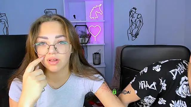 Snapshot of kiki_swan chatting on 09-25-25, 05:44 kiki swan online show from 09-25-25, 05:44