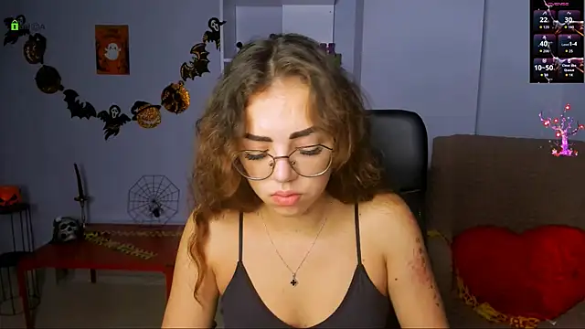 Snapshot of kiki_swan chatting on 10-29-25, 07:43 kiki swan online show from 10-29-25, 07:43