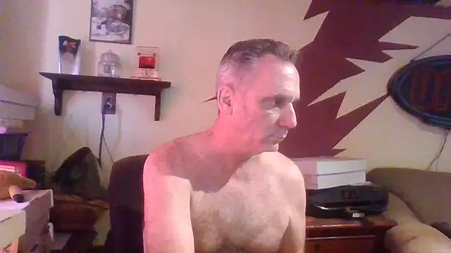 Snapshot of HunkofRock chatting on 10-15-25, 03:45 HunkofRock online show from 10-15-25, 03:45