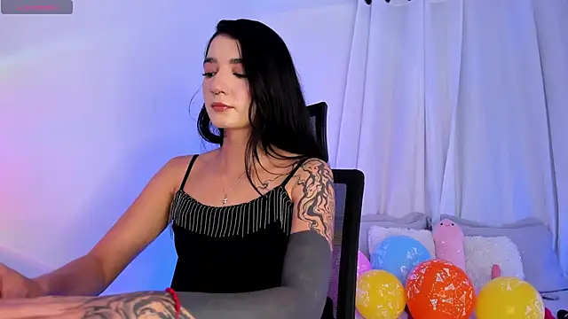 Snapshot of Hi_Soyfer chatting on 11-15-25, 03:52 Hi Soyfer online show from 11-15-25, 03:52