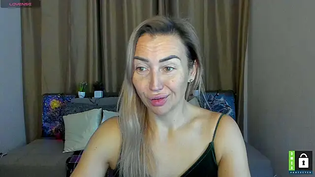 Snapshot of Kiss_julli88I chatting on 11-25-25, 06:30 Kiss julli88I online show from 11-25-25, 06:30