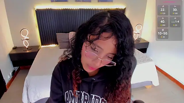 Snapshot of Arihsay_evans chatting on 11-14-25, 12:48 Arihsay evans online show from 11-14-25, 12:48