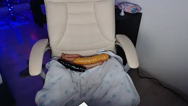 ElssaRush online show from 12-17-25, 06:25