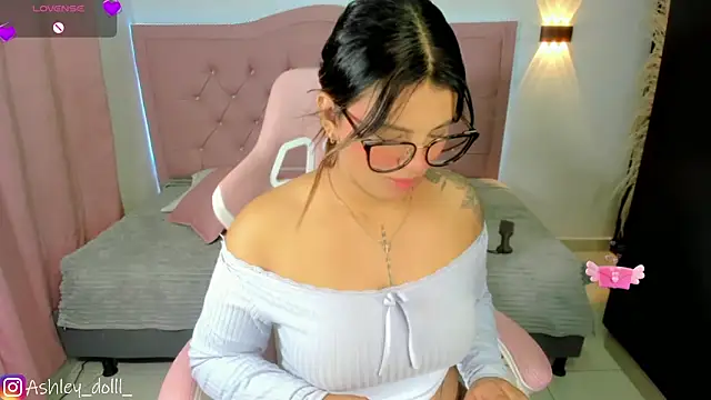 Snapshot of Ashley_dolll chatting on 06-19-26, 09:18 Ashley dolll online show from 06-19-26, 09:18