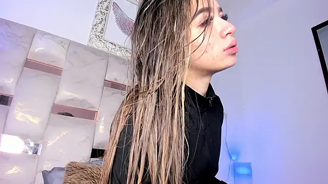 Lola Blondie online show from 11-26-25, 12:28