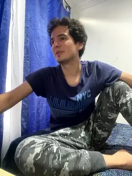 Snapshot of Thiagobb7 chatting on 01-10-26, 10:25 Thiagobb7 online show from 01-10-26, 10:25