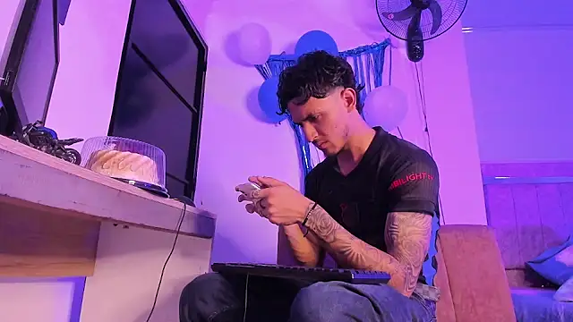 Snapshot of Zayn_kane chatting on 09-20-25, 07:04 Zayn kane online show from 09-20-25, 07:04