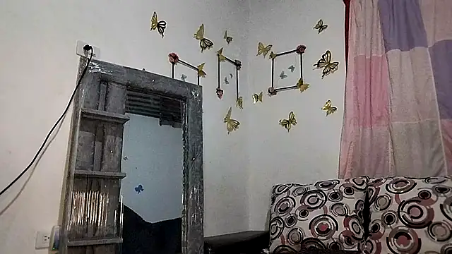 Snapshot of Milu_curly chatting on 09-20-25, 05:19 Milu curly online show from 09-20-25, 05:19