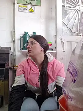 Snapshot of HOLY_DOLL chatting on 10-23-25, 08:29 HOLY DOLL online show from 10-23-25, 08:29