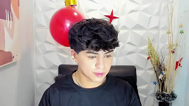 Snapshot of Sam_Daves chatting on 12-17-25, 01:06 Sam Daves online show from 12-17-25, 01:06