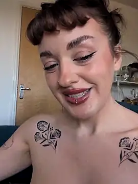 Petite Juicy Olive online show from 04-24-26, 09:01