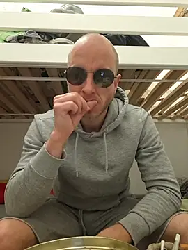 Snapshot of svenpfeifer chatting on 05-17-26, 03:04 svenpfeifer online show from 05-17-26, 03:04