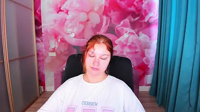 AngelinaLow online show from 06-07-26, 05:33