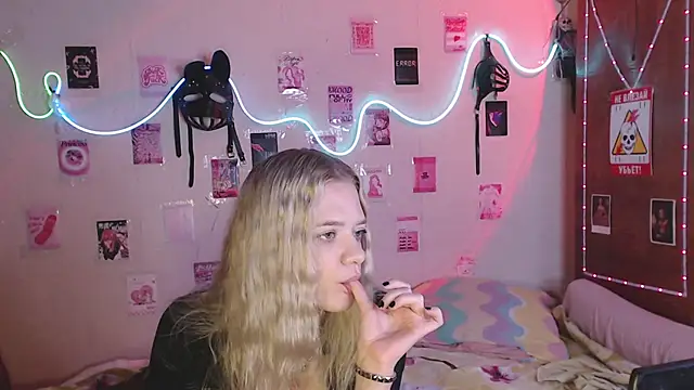 Snapshot of Your_Horny_Friends chatting on 09-09-25, 08:47 Your Horny Friends online show from 09-09-25, 08:47