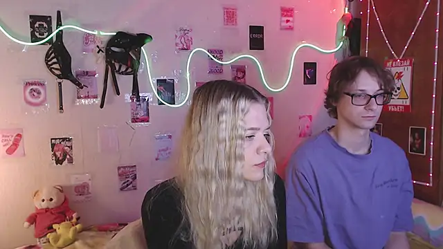 Snapshot of Your_Horny_Friends chatting on 10-06-25, 03:42 Your Horny Friends online show from 10-06-25, 03:42