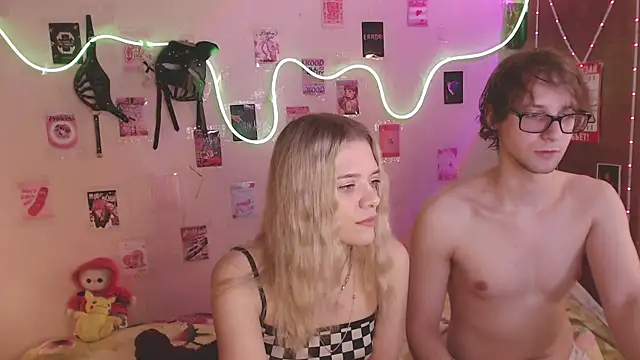 Snapshot of Your_Horny_Friends chatting on 10-17-25, 01:25 Your Horny Friends online show from 10-17-25, 01:25