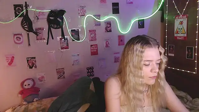 Snapshot of Your_Horny_Friends chatting on 11-01-25, 02:19 Your Horny Friends online show from 11-01-25, 02:19