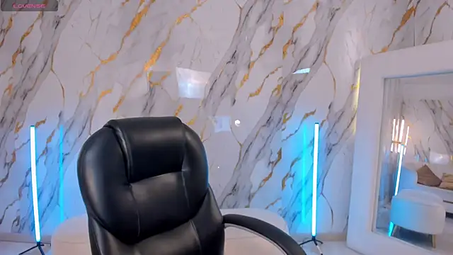 CandaseRussell online show from 11-26-25, 07:37