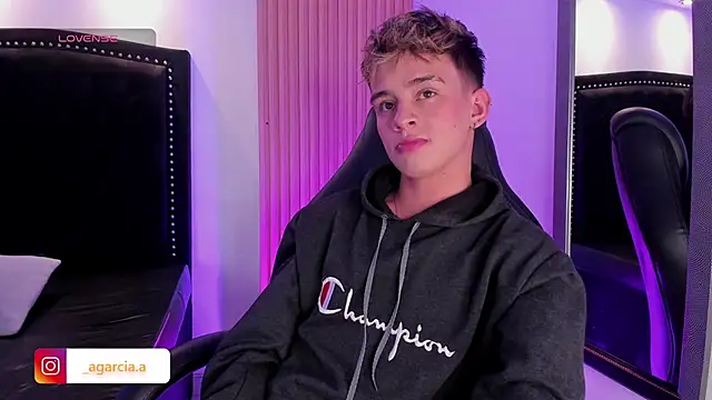 LiamWildx20 online show from 04-26-26, 04:43