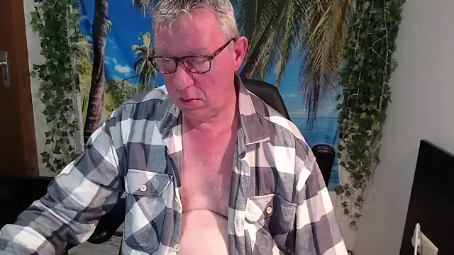 Snapshot of JamesBauer chatting on 12-18-25, 04:51 JamesBauer online show from 12-18-25, 04:51