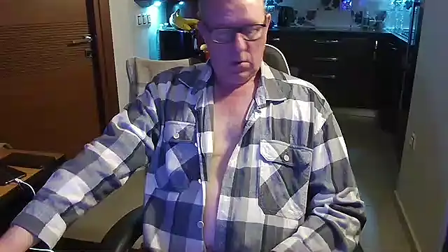 Snapshot of JamesBauer chatting on 02-17-26, 04:31 JamesBauer online show from 02-17-26, 04:31