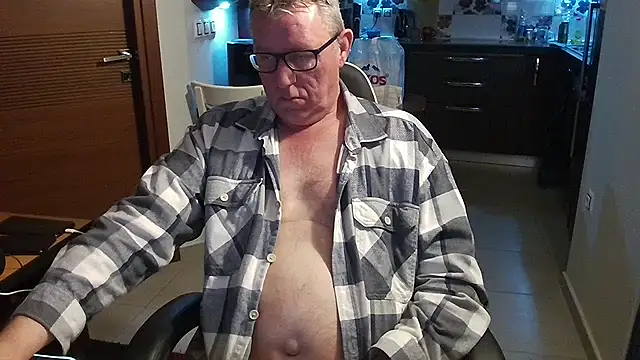 Snapshot of JamesBauer chatting on 02-18-26, 04:41 JamesBauer online show from 02-18-26, 04:41