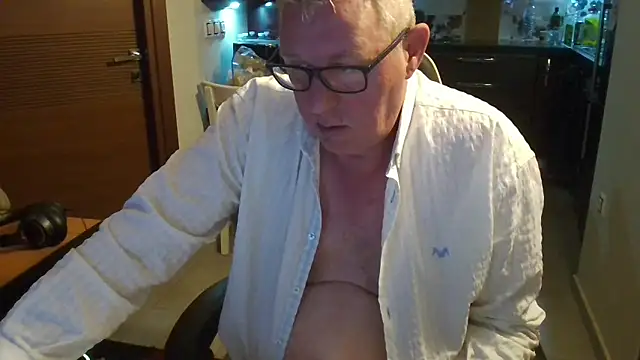 Snapshot of JamesBauer chatting on 02-26-26, 04:55 JamesBauer online show from 02-26-26, 04:55