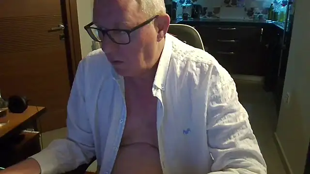 Snapshot of JamesBauer chatting on 02-27-26, 04:01 JamesBauer online show from 02-27-26, 04:01