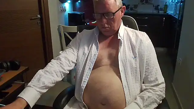 Snapshot of JamesBauer chatting on 03-04-26, 04:18 JamesBauer online show from 03-04-26, 04:18