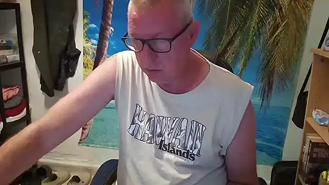 Snapshot of JamesBauer chatting on 06-18-26, 04:46 JamesBauer online show from 06-18-26, 04:46