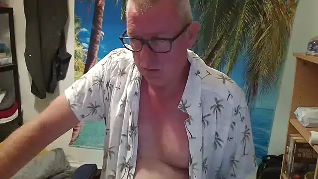 Snapshot of JamesBauer chatting on 06-24-26, 04:33 JamesBauer online show from 06-24-26, 04:33
