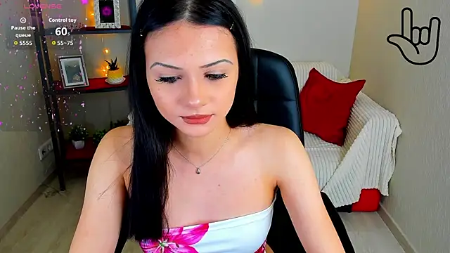 Snapshot of Kitti__ chatting on 10-30-25, 01:29 Kitti online show from 10-30-25, 01:29