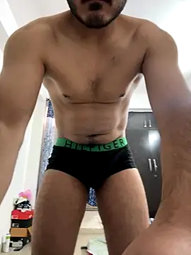 Snapshot of Guccilonda17 chatting on 11-30-25, 07:56 Guccilonda17 online show from 11-30-25, 07:56