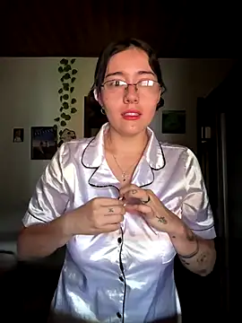 Snapshot of MitsuChan_ chatting on 10-17-25, 01:25 MitsuChan online show from 10-17-25, 01:25