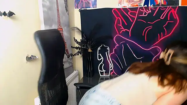Snapshot of VanessaRey_ chatting on 06-18-26, 06:24 VanessaRey online show from 06-18-26, 06:24